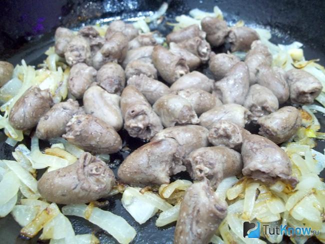 Лук соединен с отварными сердечками