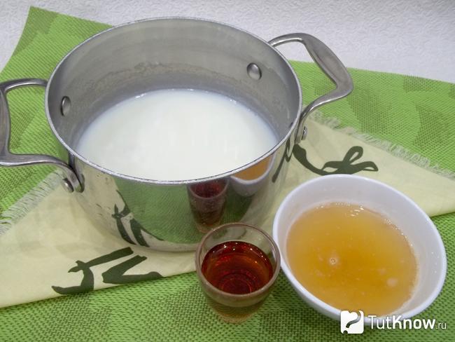 Молоко соединено с коньяком и желатином