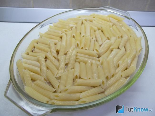 Сверху выложены макароны