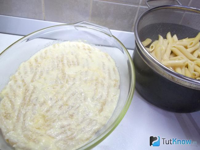 Макароны смазаны соусом