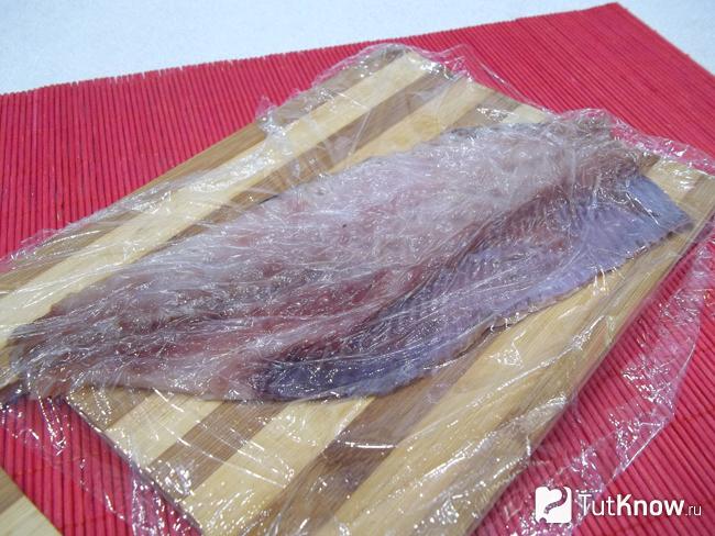 Селедка отбита кухонным молоточком