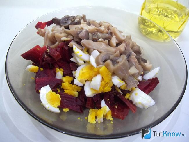 Продукты сложены в миску