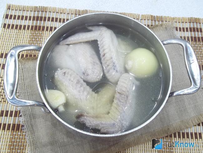 Крылышки варятся
