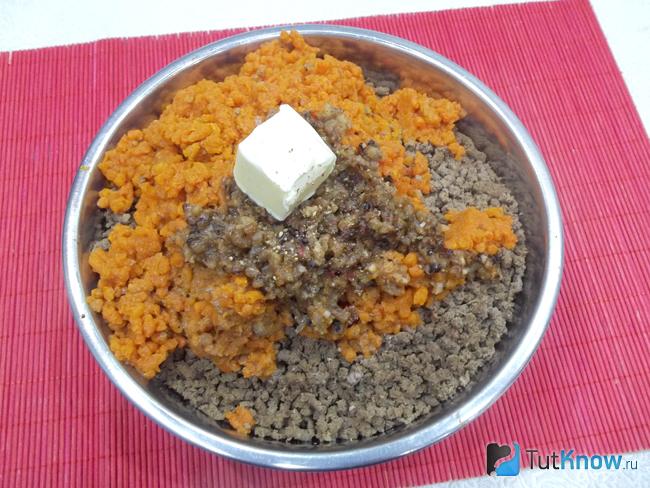 Продукты перекручены и добавлено масло
