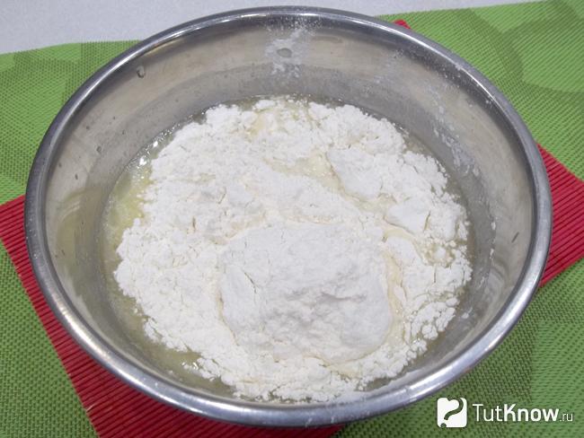 Насыпана мука в тесто