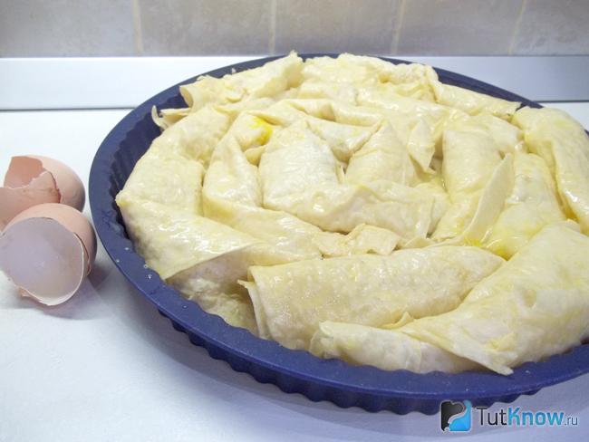 Пирог смазан яйцами