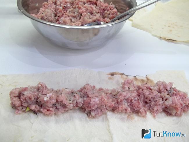 Фарш выложен на лаваш