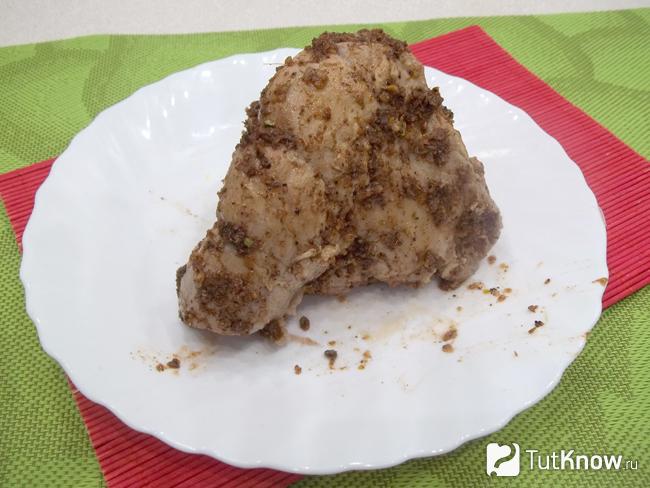Мясо обмазано специями