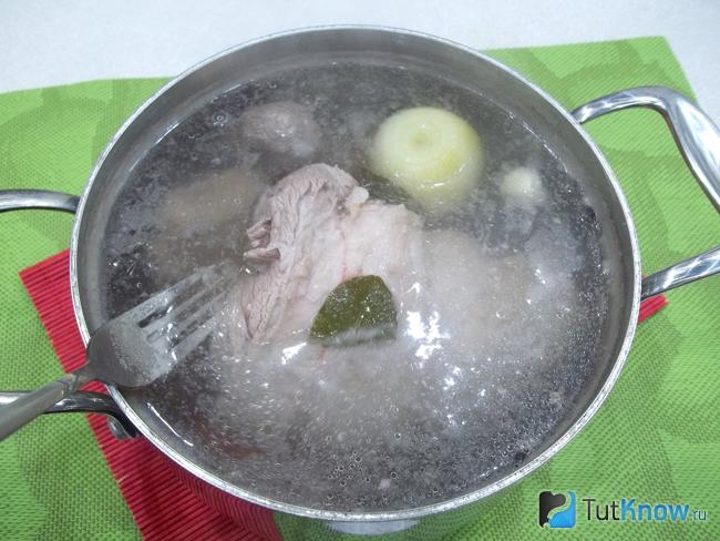 Мясо погружено в бульон и варится