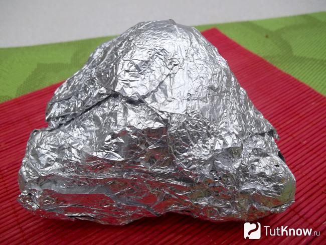 Мясо обвернуто фольгой