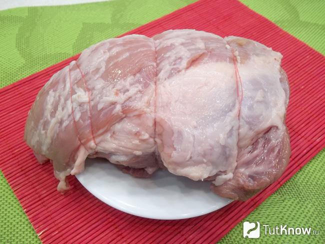 Мясо свернуто рулетом и обвязано нитью
