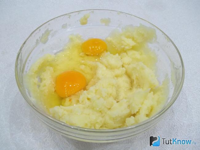 Картофель пюрирован и добавлены яйца