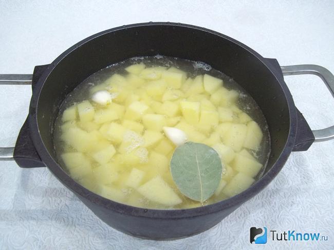 Картофель залит водой