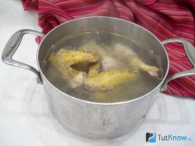Курица варится