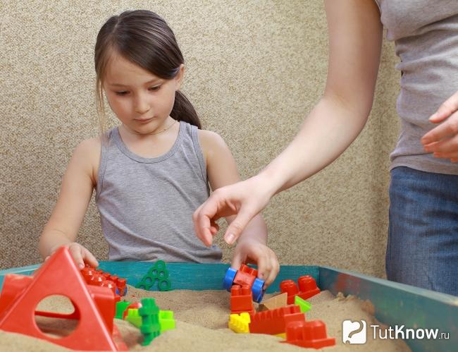 Знакомство ребенка с песком при психотерапии