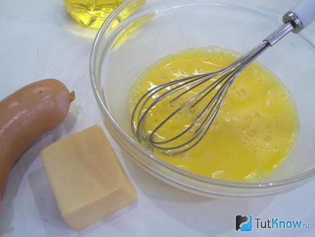 Молоко перемешано с яйцами