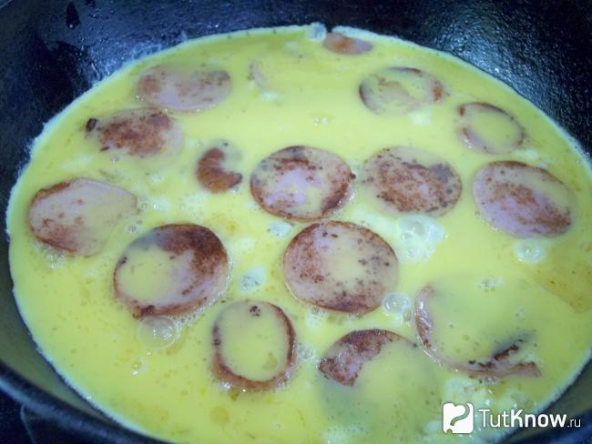 Сардельки залиты яйцами