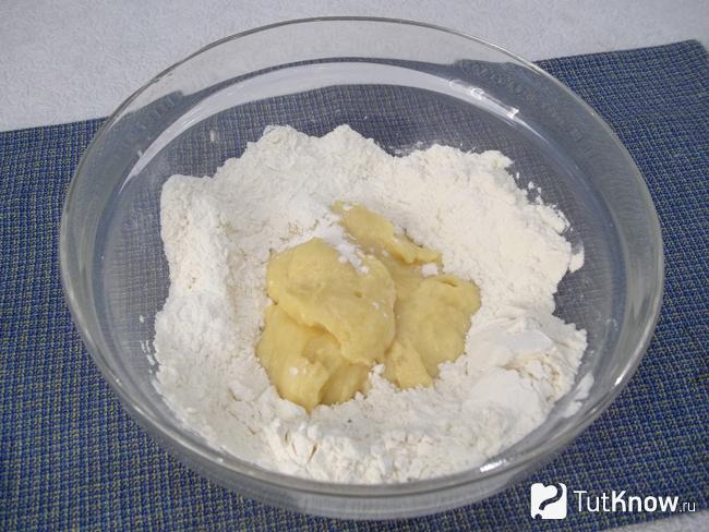 Мука соединена с картофельным пюре