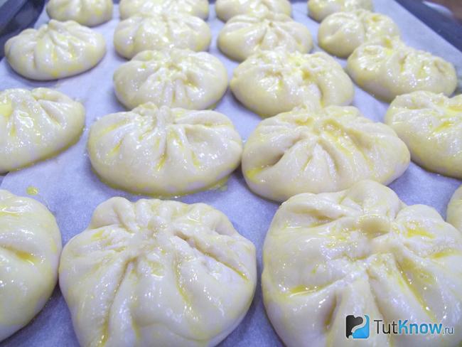 Пирожки смазаны яйцом