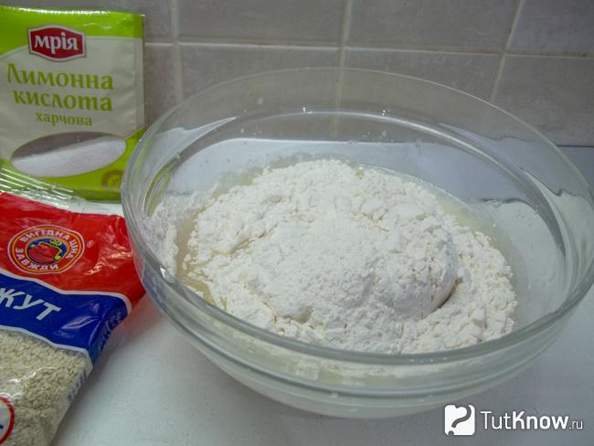 К сыворотке добавлена мука
