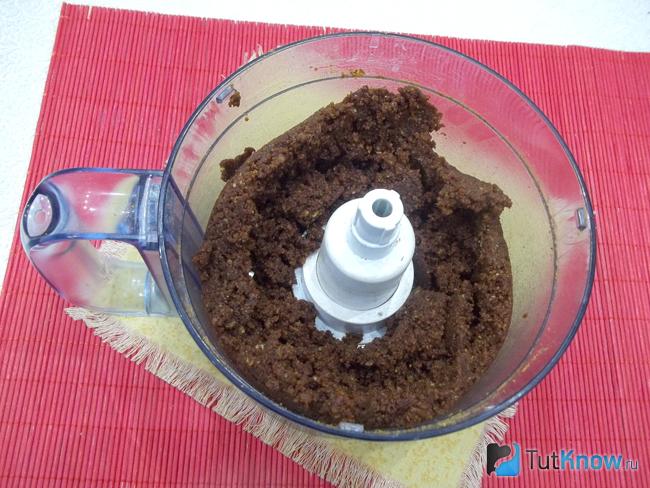 Крошка печенья перемешана с маслом