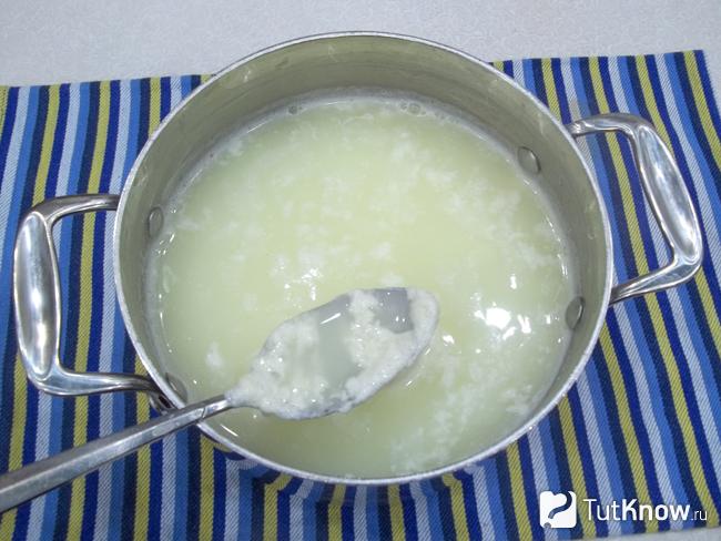Лимонный сок влит в молоко