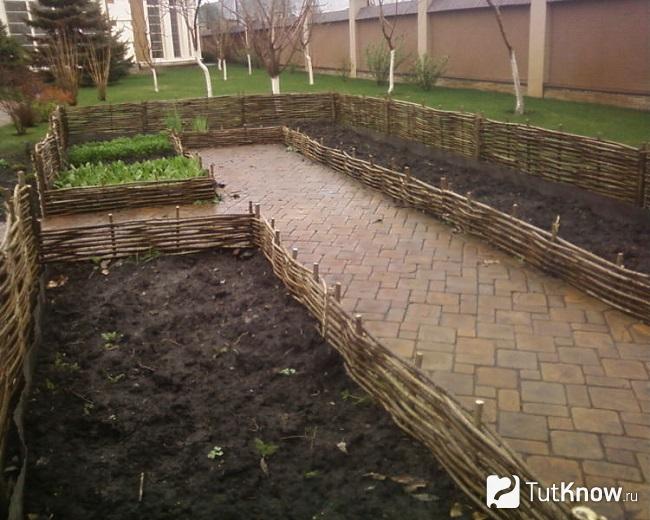Ограждение для грядки из прутьев