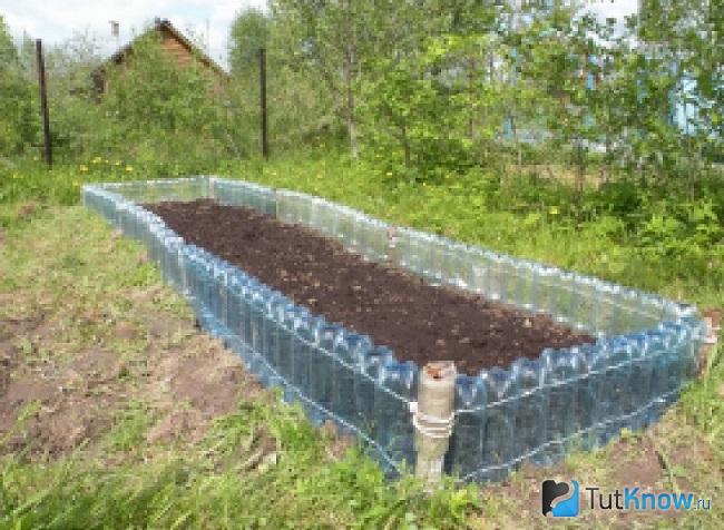 Ограждение для грядки из бутылок
