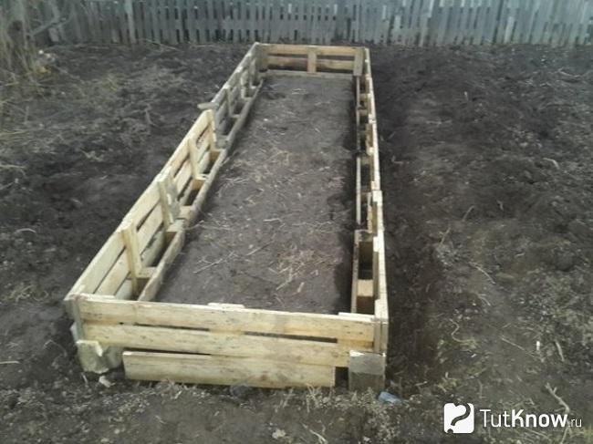 Длинное ограждение из паллет