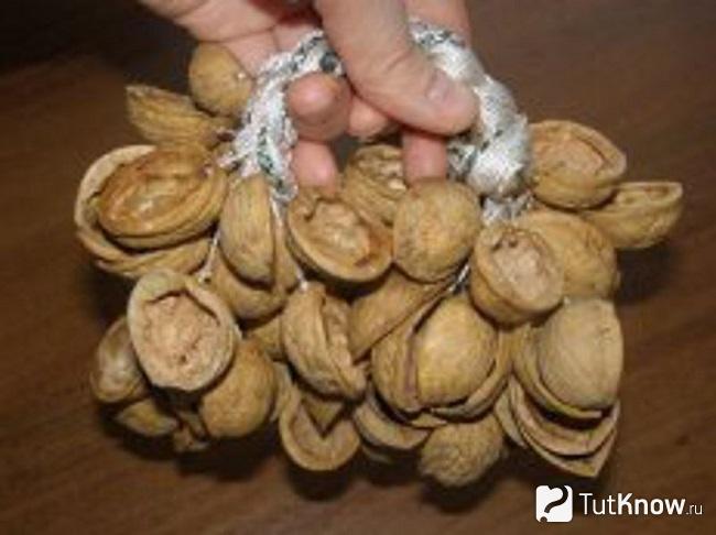 Шумовые инструменты из ореховой шелухи