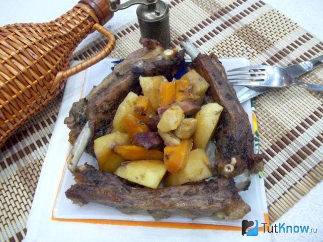 Готовые свиные ребра с овощами под соусом в духовке