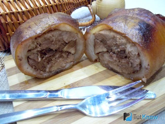 Готовый мясной рулет из свиной рульки