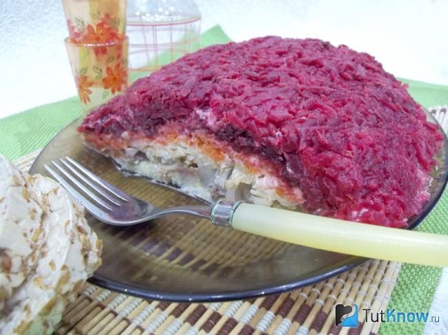 Готовый салат «Сельдь под шубой» с яблоками