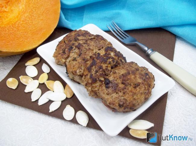 Готовые мясные котлеты с тыквой