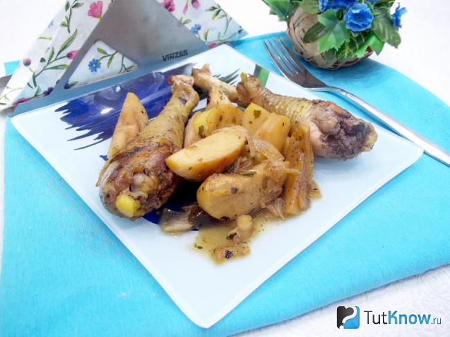 Готовая тушеная курица с яблоками