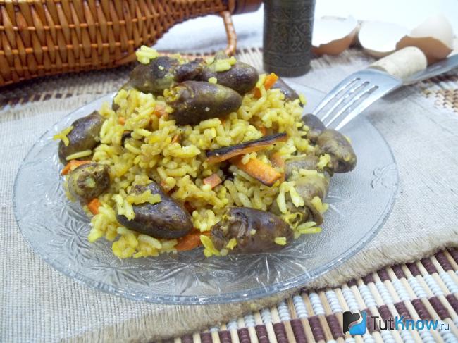 Готовый рис с куриные сердечками