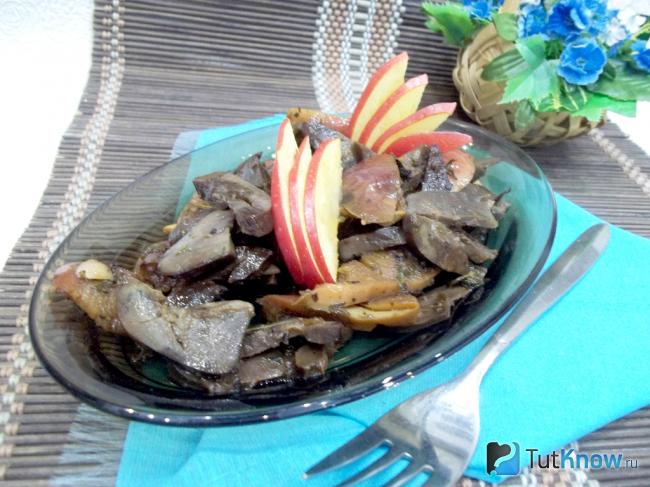 Готовые тушеные почки с яблоками