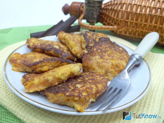 Готовые оладушки из тыквы, яблок и овсянки