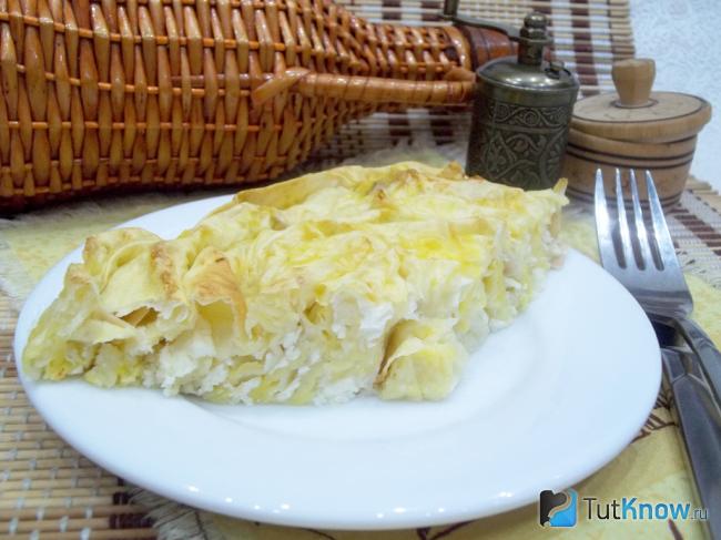 Готовый пирог из лаваша с творогом, медом и орехами