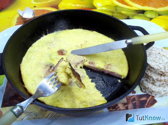 Готовый омлет с сарделькой и сыром