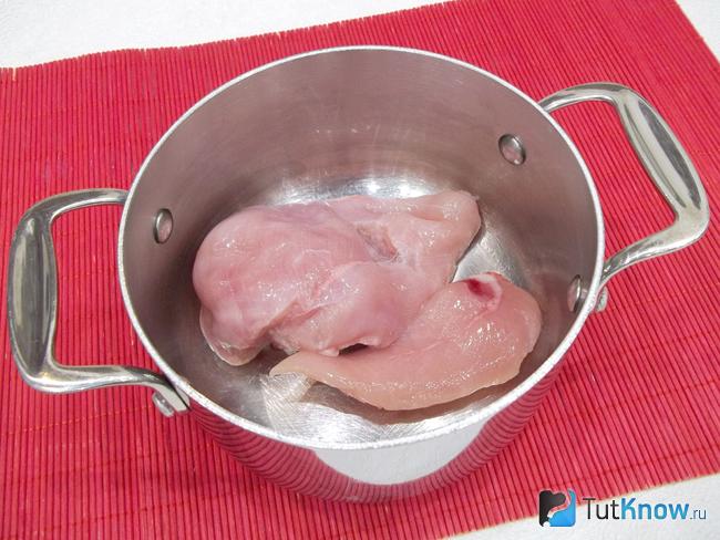 Куриное филе варится