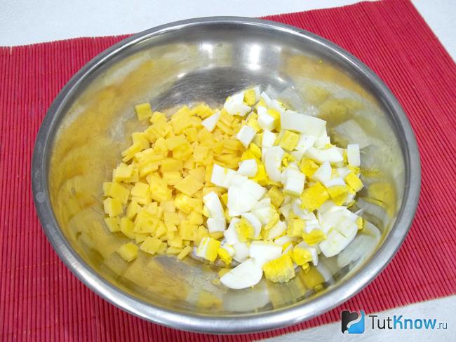Яйца нарезаны кубиками