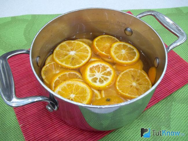 Мандарины сложены в кастрюлю