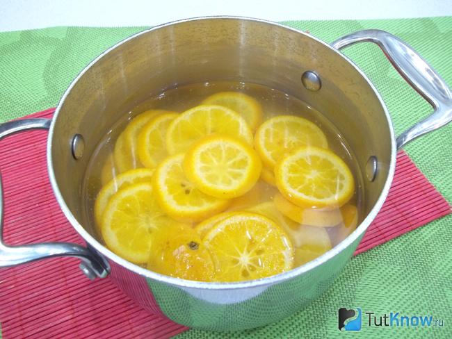 Мандарины залиты водой и варятся
