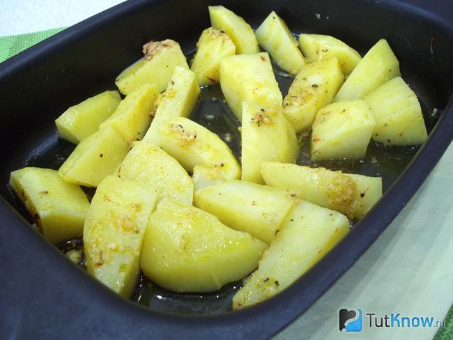 Картофель полит маслом
