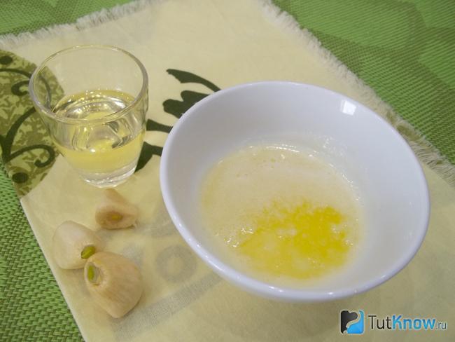 Сливочное масло растоплено и соединено с растительным маслом