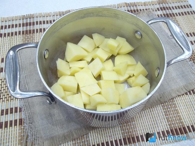 Картофель очищен, нарезан и отварен
