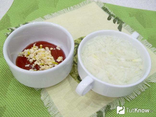 Лук замаринован, нарезанный чеснок соединен с кетчупом