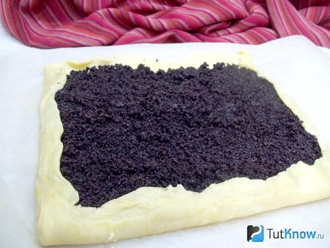 Маковая начинка распределена по пласту