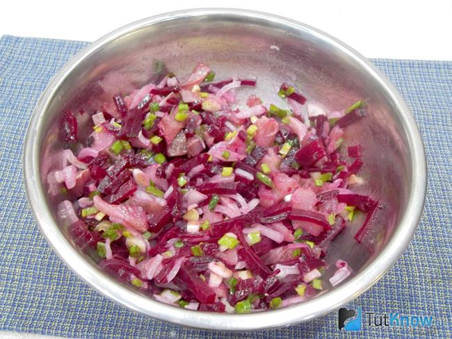 Продукты заправлены маслом и перемешаны